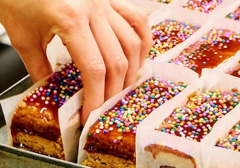 El consumo de este postre se intensifica en octubre, mes marcado por las festividades del Señor de los Milagros.