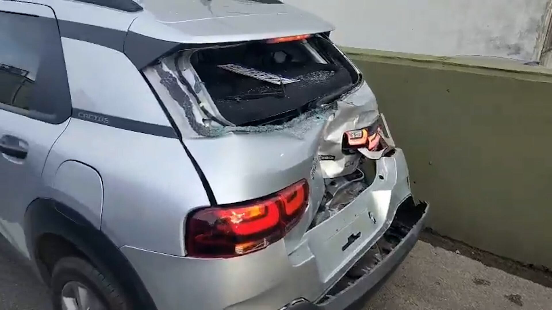 El vehículo embestido (Captura)