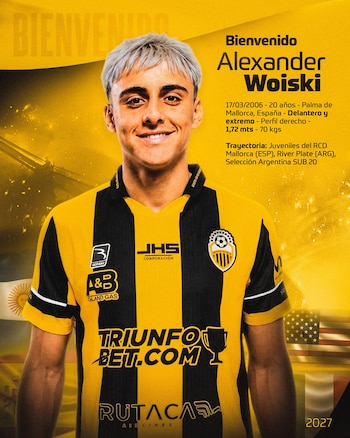 Retrato de Alexander Woiski sonriendo con la camiseta a franjas amarillas y negras del Deportivo Táchira sobre un fondo amarillo con texto