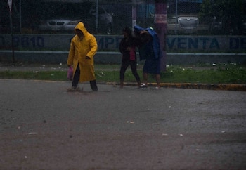 Dos sistemas de baja presión en el Pacífico mantienen un 50 % de probabilidad de desarrollo ciclónico y podrían alterar el pronóstico de lluvias y vientos. (EFE/Jorge Torres)