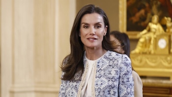 Letizia rescata su chaqueta de tweed de Mango más icónica: la estrenó como princesa y ahora la reinventa