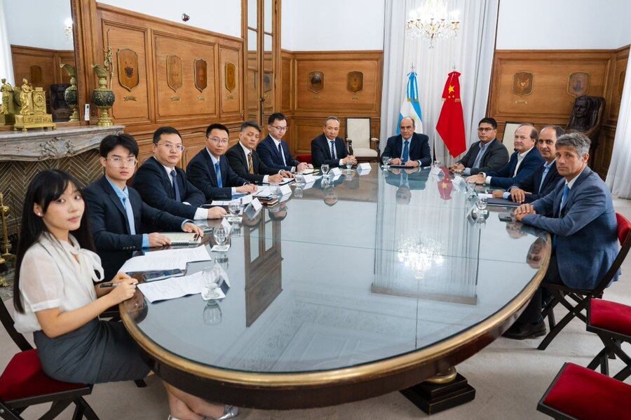 Francos en un encuentro con Claudio Vidal, gobernador de Santa Cruz, Wang Wei, embajador de la República Popular China en Argentina, Daniel González, secretario de Coordinación de Energía y Minería, Tristán María Socas, presidente de Energía Argentina, y directivos de la empresa Gezhouba por la obra de la represa “Jorge Cepernic”