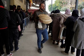 Un hombre pasa junto a