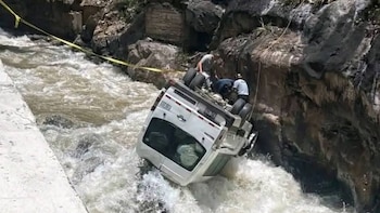 Al menos siete personas continúan