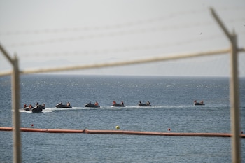 Barrera flotante de contención, a 2 de agosto de 2026, en Ceuta. (Marcos Moreno / Europa Press)
