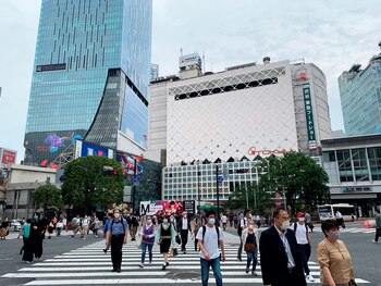 En la imagen, numerosos peatones