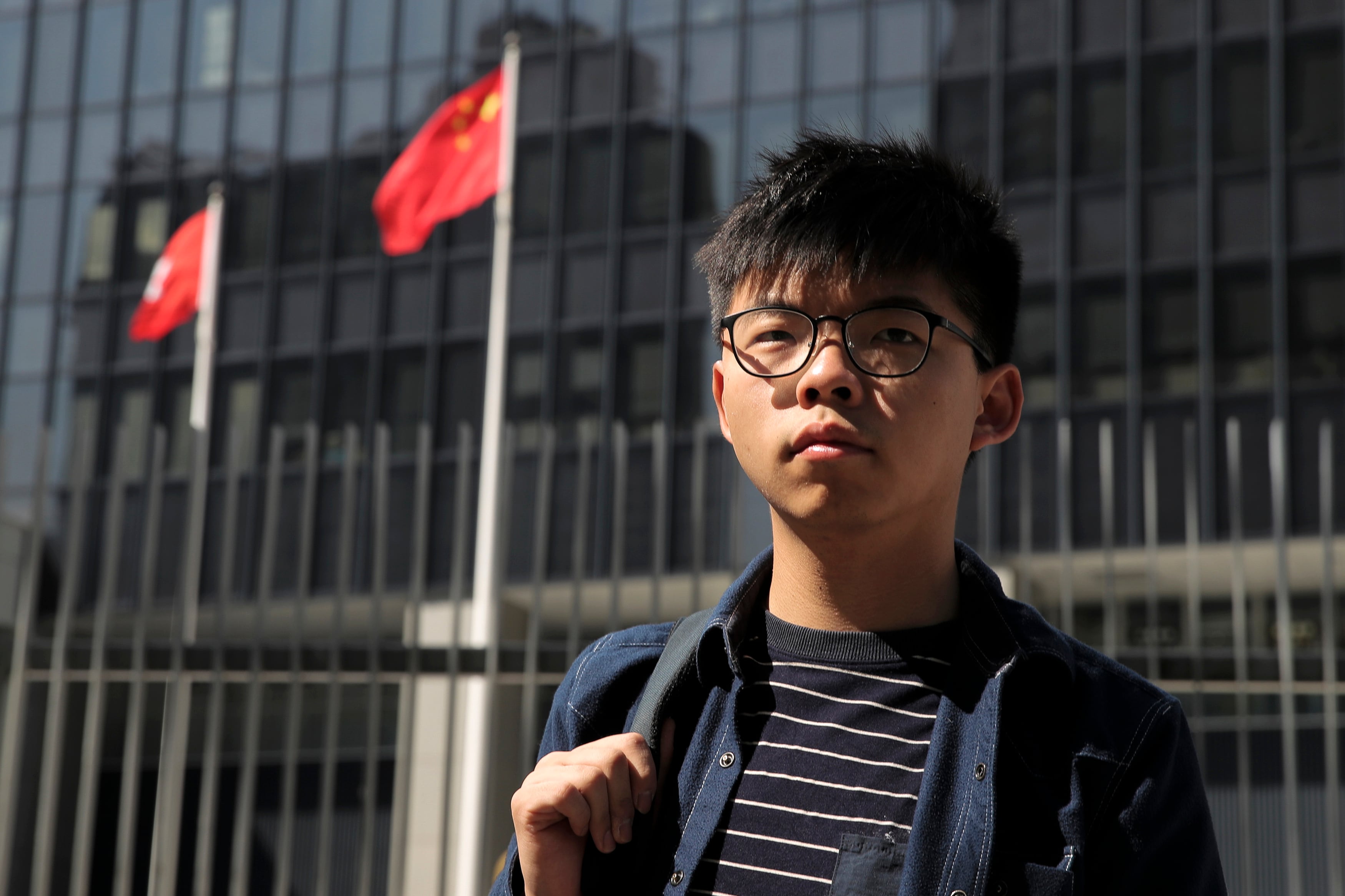 El activista Joshua Wong permanece afuera del edificio del Consejo Legislativo en Hong Kong, el jueves 28 de noviembre de 2019 (AP Foto/Kin Cheung/Archivo)