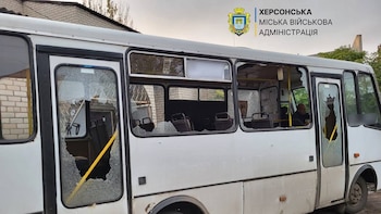Un muerto y cinco heridos en un ataque ruso sobre un minibús en Jersón, Ucrania