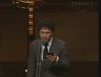 El periodista y realizador visual guatemalteco, Gerardo del Valle, ofrece su discurso de aceptación tras recibir el premio Emmy de Noticias y Documentales 2026 (Cortesía C-SPAN).