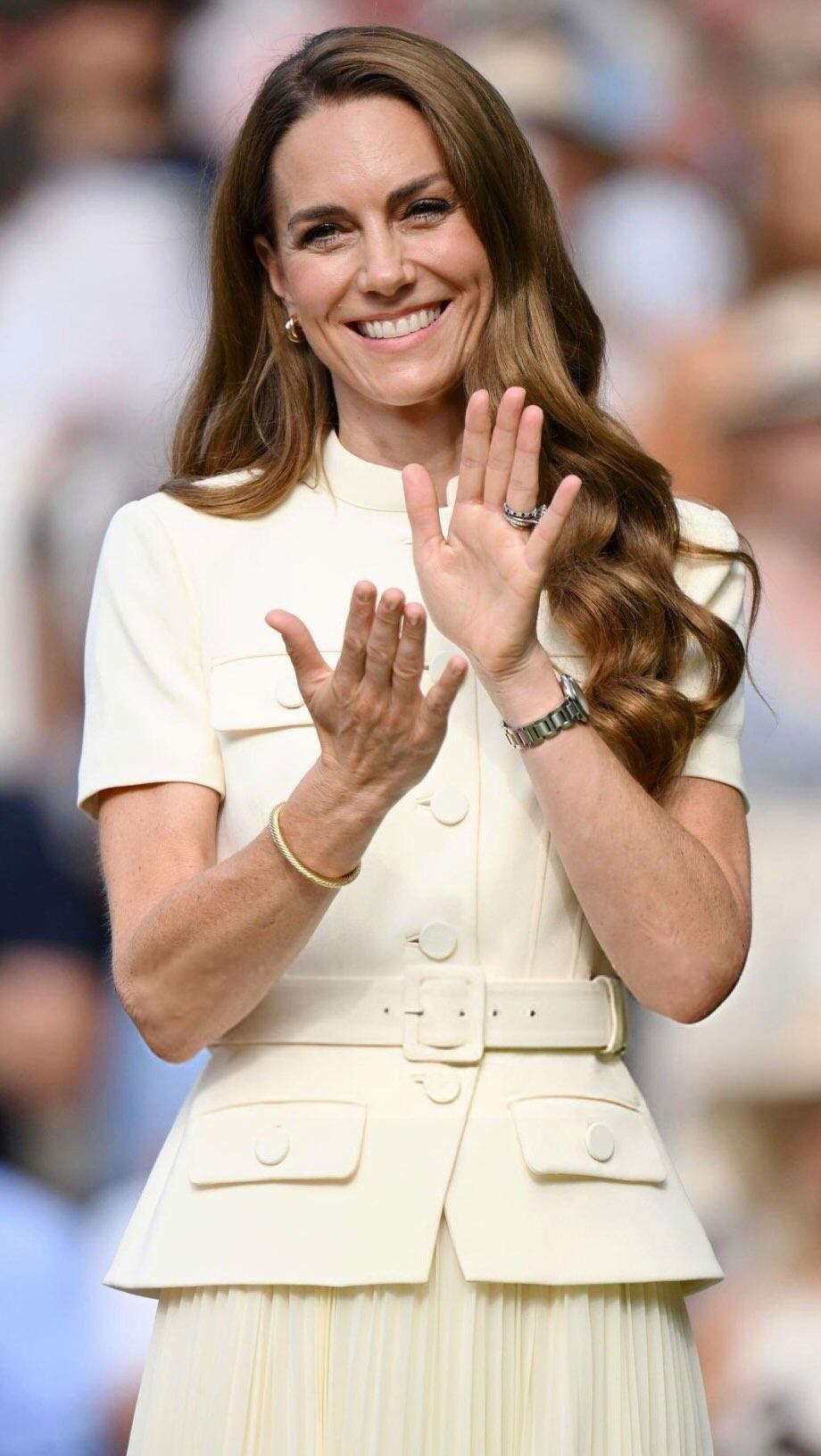 El vestido crema de manga corta, con grandes botones y cinturón ancho, muestra el lado más fresco y sofisticado de la princesa de Gales en eventos al aire libre (Instagram)