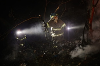 Personal de bomberos inspecciona la