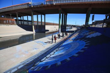 Mural en fronteriza Ciudad Juárez refleja unión entre México y Estados Unidos