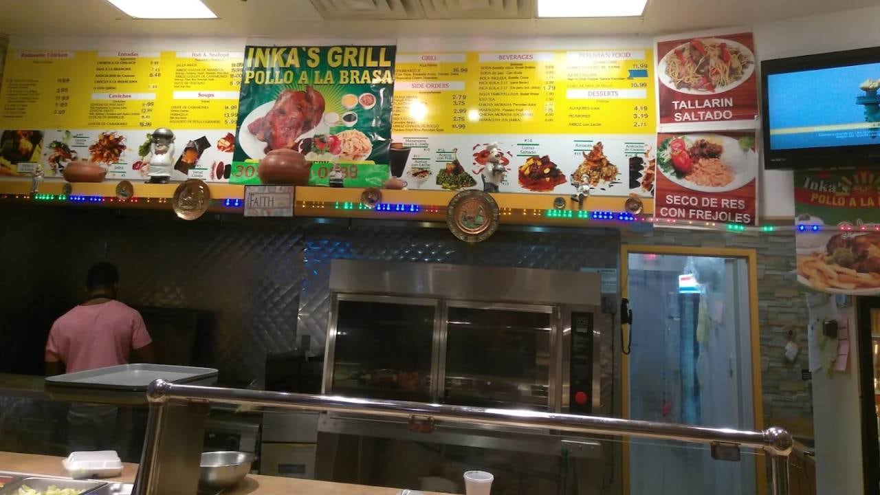 Un empleado trabaja detrás del mostrador en Inka