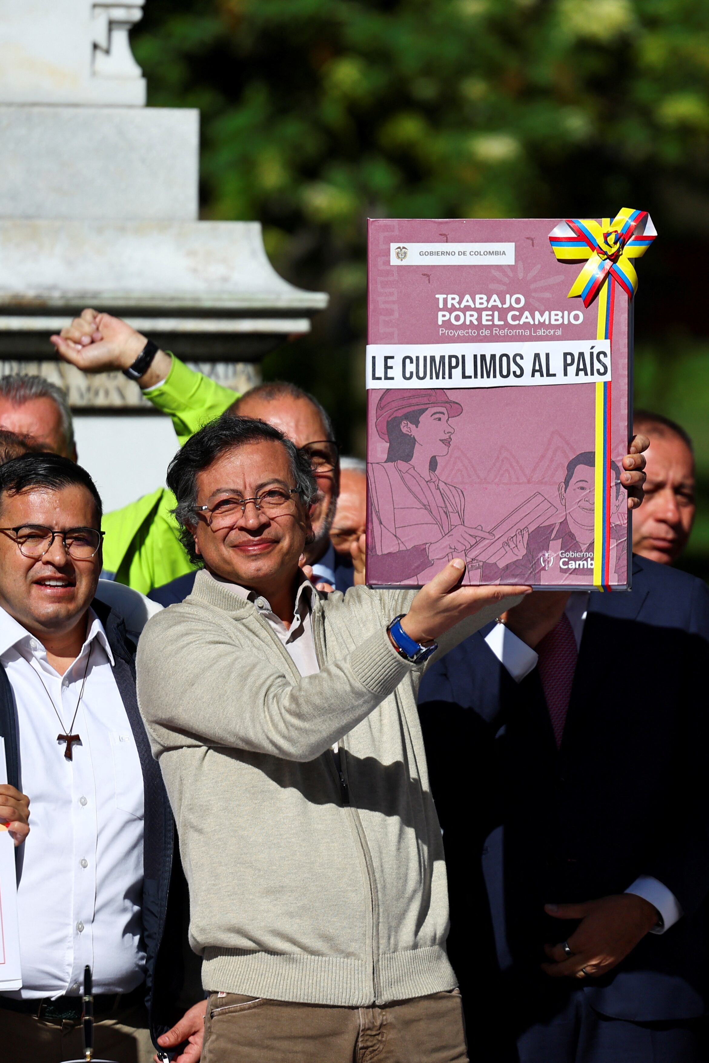 La reforma laboral fue promulgada como ley por parte del presidente Gustavo Petro el 25 de junio de 2025 - crédito Luisa González/REUTERS