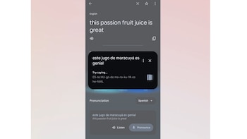 Pantalla de móvil con la app Google Translate, mostrando la traducción de "this passion fruit juice is great" al español y una guía de pronunciación