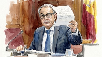 Ilustración en acuarela de José Luis Rodríguez Zapatero con traje y corbata, mostrando un documento manuscrito, con micrófono y bandera española.