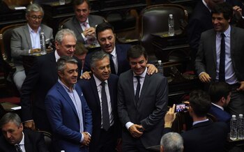 En el centro, Alfredo Cornejo