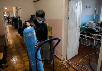 La necesidad de oxígeno se incrementó por la pandemia y la guerra (REUTERS/Stanislav Kozliuk)