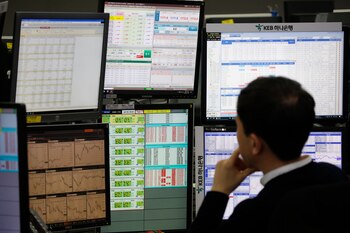 un hombre atento a los movimientos de la Bolsa de Seúl. EFE/EPA/JEON HEON-KYUN/Archivo