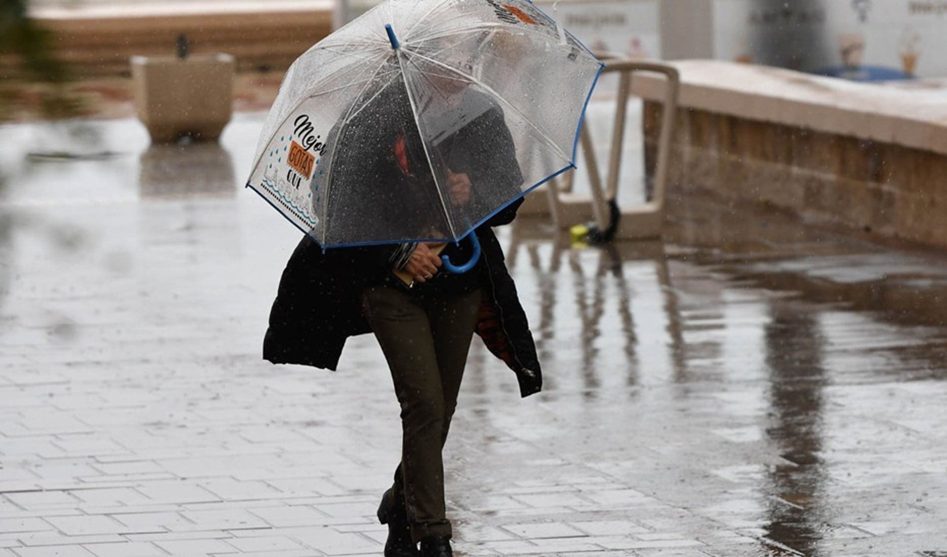 09/09/2026 Una mujer se resguarda de la lluvia bajo un paraguas.SOCIEDAD JUNTA DE ANDALUCÍA