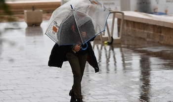 09/09/2026 Una mujer se resguarda de la lluvia bajo un paraguas.
SOCIEDAD
JUNTA DE ANDALUCÍA