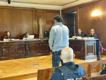 10/09/2026 El hombre acusado de varios delitos de maltrato en el ámbito de la violencia de género, en el juicio celebrado en la Audiencia de Pontevedra, a 10 de septiembre de 2026..
La sección cuarta de la Audiencia Provincial de Pontevedra ha acogido este jueves el inicio de una vista contra un hombre acusado de varios delitos de malos tratos en el ámbito de la violencia de género y para quien la Fiscalía solicita penas que suman 12 años y 7 meses de prisión. Su expareja, que ejerce la acusación particular como denunciante, ha declarado ante el tribunal que los insultos y agresiones físicas eran constantes y que tardó en denunciarlo porque le tenía "muchísimo miedo".
POLITICA GALICIA ESPAÑA EUROPA PONTEVEDRA AUTONOMÍAS JUSTICIA