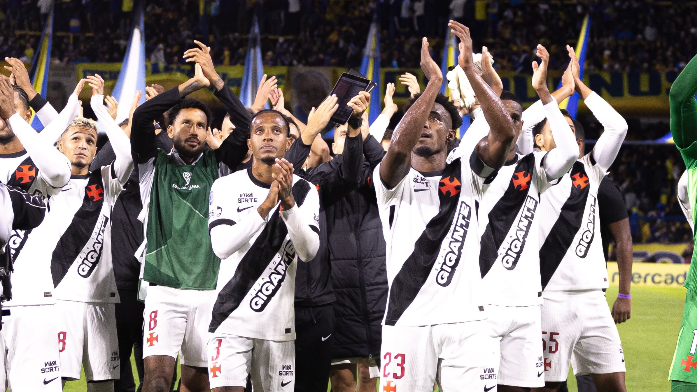 Los jugadores del Vasco da Gama saludan a sus hinchas en La Bombonera tras la victoria ante Boca (Instagram @thiagomendes)