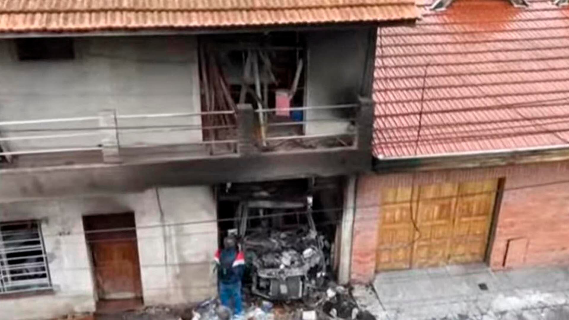 La casa quedó completamente afectada por el incendio, en Lanús.