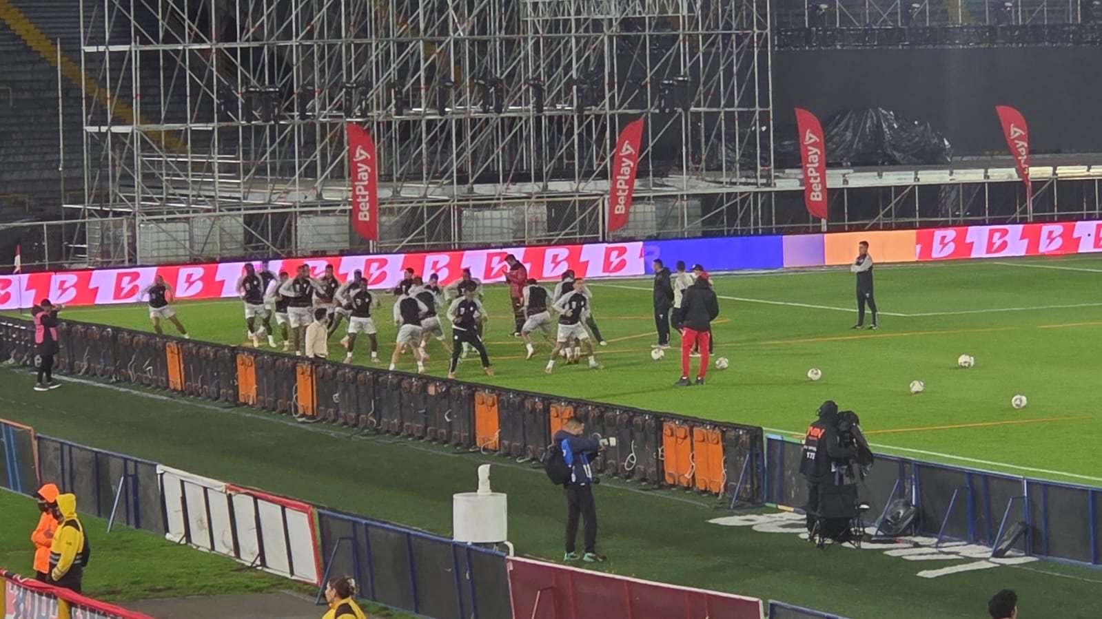 Santa Fe haciendo sus trabajos precompetitivos en El Campín - crédito Alejandro Rodríguez/Infobae Colombia