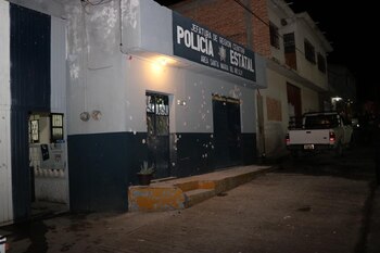 La madrugada del viernes, las instalaciones policíacas del municipio Santa María del Río fueron atacadas por supuestos sicarios del CJNG (Foto: TwitterTwitte/SSP_SLP)