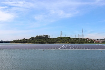 Los sistemas flotantes alcanzaron una producción energética superior durante toda su vida útil respecto a los terrestres. (EFE)