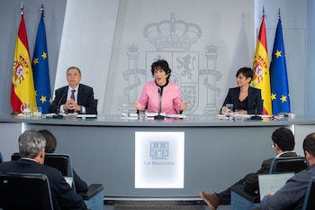 20/10/2026 El ministro de Agricultura, Luis Planas, la ministra de Inclusión, Seguridad Social y Migraciones, Elma Saiz, y la ministra de Vivienda, Isabel Rodríguez, durante una rueda de prensa tras el Consejo de Ministros, a 20 de octubre de 2026, en Madrid (España). El Consejo de Ministros de ha aprobado un Real Decreto-ley, que requiere su convalidación en un mes en la Diputación Permanente del Congreso, con distintas mejoras sociales para colectivos como los viudos y viudas de parejas de hecho, víctimas de violencia de género y padres con menores que sufren enfermedades graves.
POLITICA
Fernando Sánchez - Europa Press