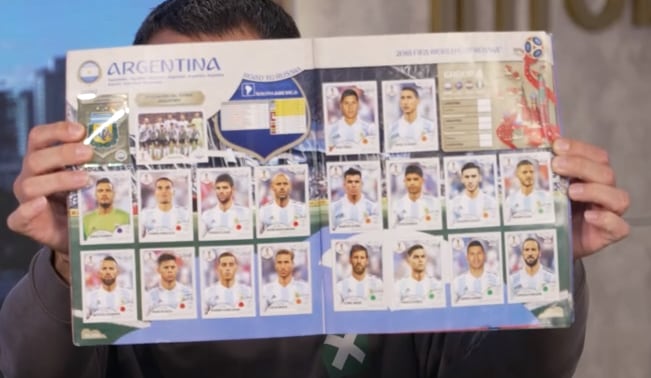 Rusia 2018 incorporó figuritas de 'legends' y amplió la colección por selección, convirtiéndose en objeto de culto y debate en Palermo (Infobae)