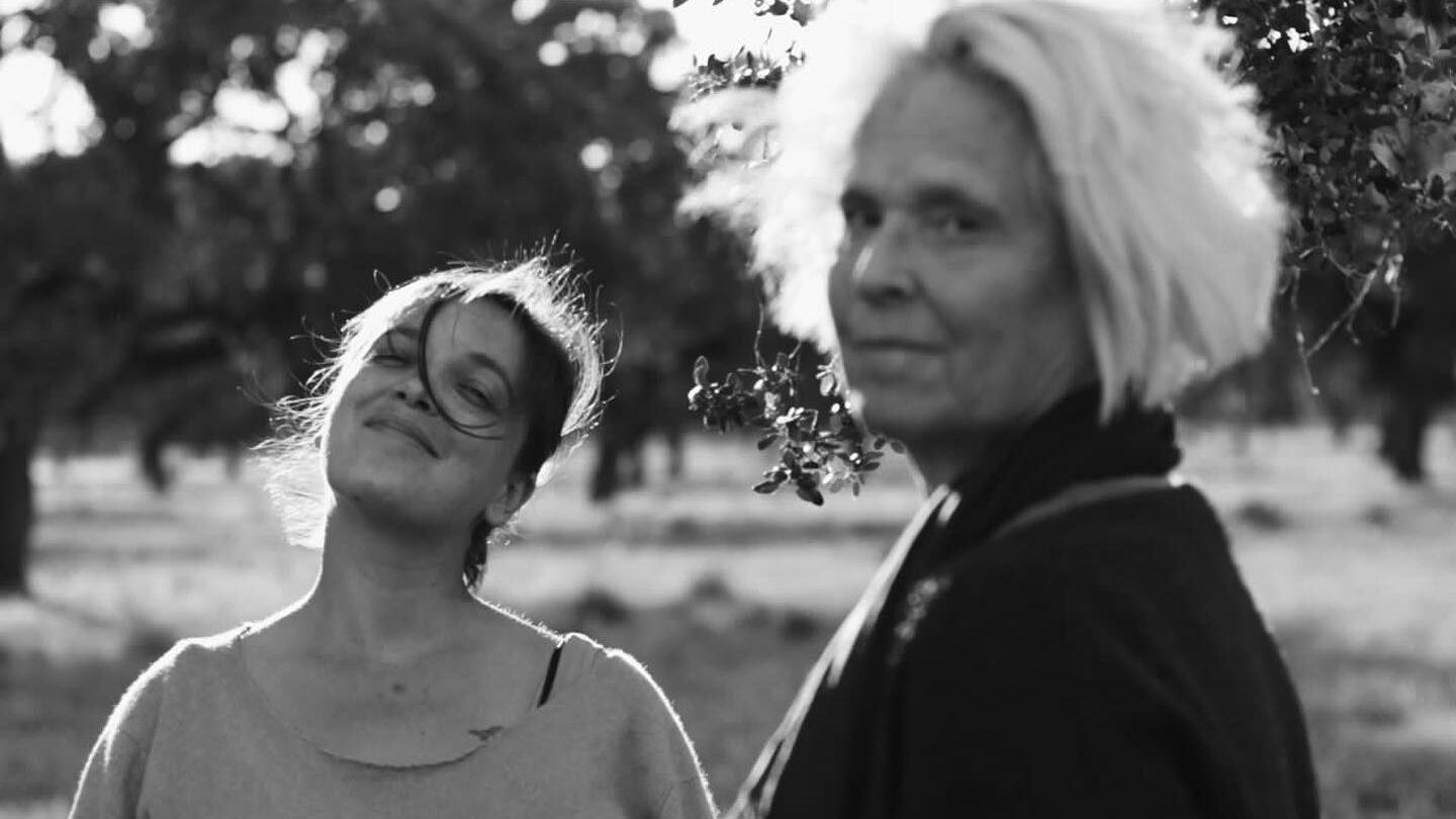 Jara Dominguin está embarazada de su segundo hijo. En la imagen aparece junto a su madre, Lucía Dominguin. (instagram.com/jaradominguin)