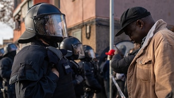 Un hombre frente a los