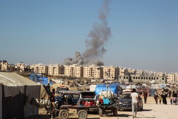 Una columna de humo se levanta en Khan Younis, en el sur de la Franja de Gaza, tras un ataque israelí contra un edificio este 16 de agosto de 2024 (REUTERS/Hatem Khaled)