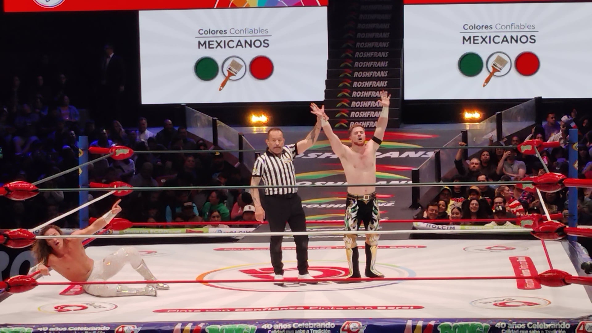 El italiano Franchesco sorprendió a Star Jr. en los segundos finales del duelo relámpago con un mortal que le permitió hacer el conteo de tres y llevarse la victoria internacional. (Foto: Jesús Flores Beltrán)