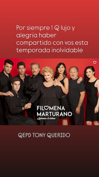 Ocho personas vestidas de negro posan frente a un fondo rojo con el título Filomena Marturano y textos en las secciones superior e inferior