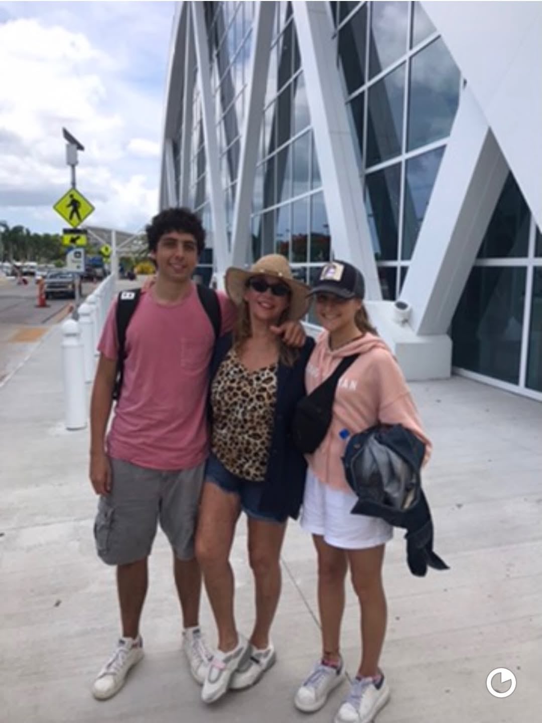 En el aeropuerto junto a su familia, lista para comenzar un nuevo viaje