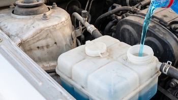 Un correcto mantenimiento del líquido refrigerante es esencial para evitar este tipo de averías y prolongar la vida útil del sistema de refrigeración del motor (VisualesIA Scribnews)