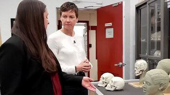 Angela Soler (izq) le muestra