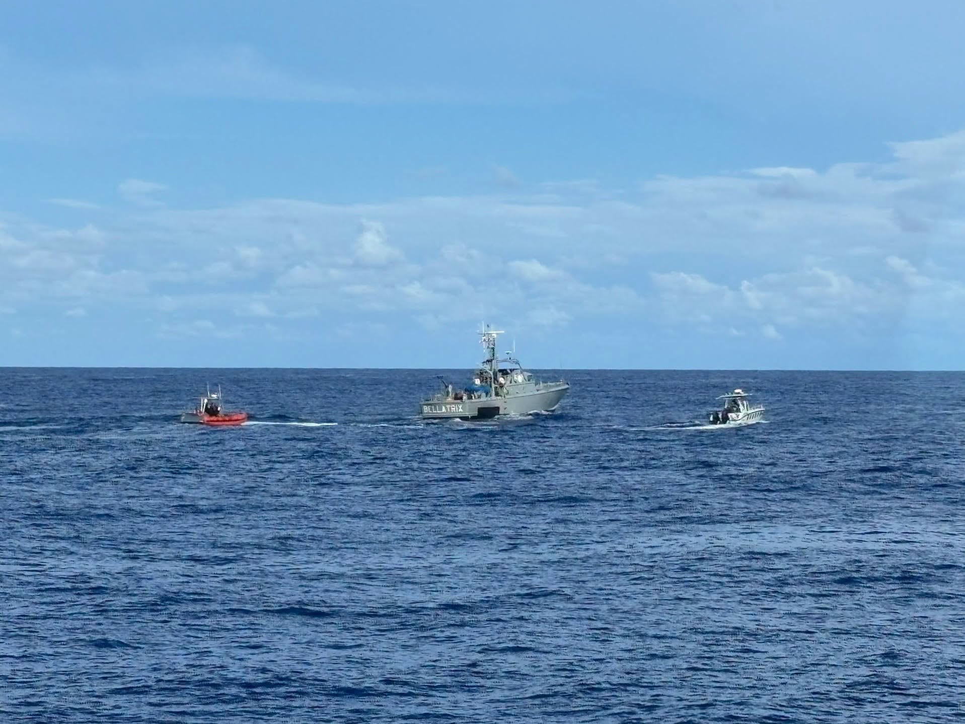 La Guardia Costera de Estados Unidos repatrió a 63 migrantes a la República Dominicana tras interceptar una embarcación en el Canal de la Mona. (Foto cortesía Guardia Costera )