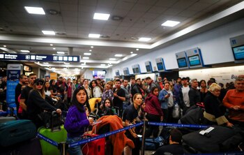 Foto del 15 de agosto, cuando un paro de maleteros generó caos en Aeroparque, Hoy hubo demoras por una asamblea de pilotos. REUTERS/Agustin Marcarian