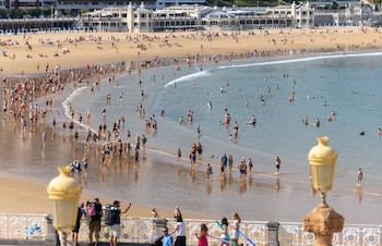Vista de la playa de La Concha de San Sebastián, a 28 de julio de 2026. (EFE/Javier Etxezarreta)