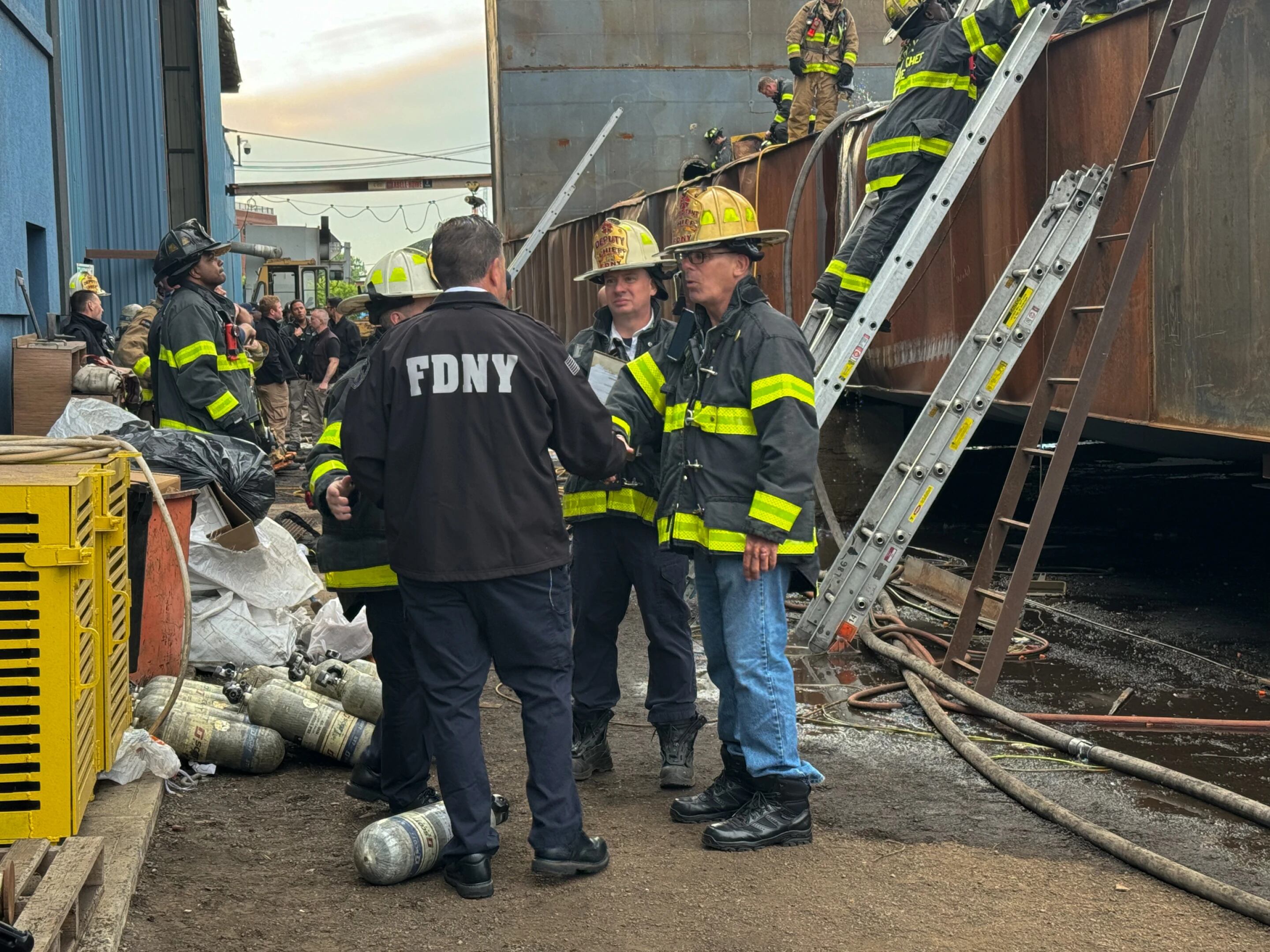 Los investigadores buscaron este sábado determinar las causas del incendio y la explosión ocurridos en un astillero de Staten Island, en Nueva York, donde una persona murió y más de 30 rescatistas resultaron heridos. Foto: Staten Island Advance / AP