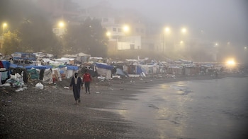 Los migrantes desalojados del Trampolín se dividen entre los que regresan a Marruecos y los que prefieren filiarse