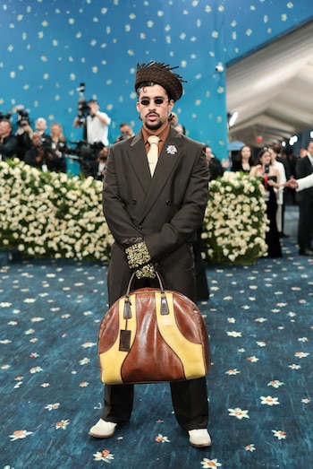 Traje chocolate de Prada con