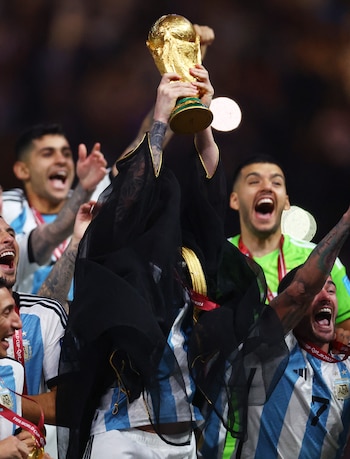 Lionel Messi levanta el trofeo