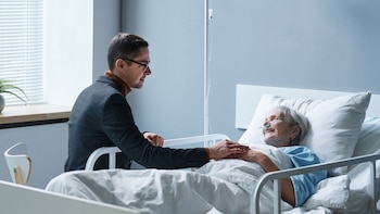 Una persona cuida de un