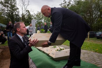 continua la busqueda de cuerpos de soldados de la segunda guerra mundial